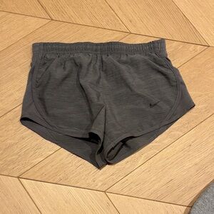Nike Girl’s gray Athletic Shorts size XS size 6-7